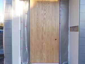 南国市　H様邸新築工事　玄関ドア　塗装完了