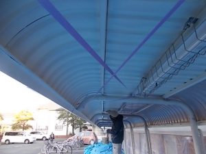 高知市一ツ橋町　C一ツ橋様　駐輪場屋根　塗装状況
