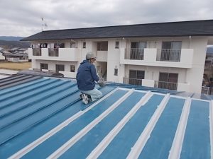 奈半利町　公民館改修工事　屋根　下塗り
