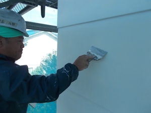 安芸市赤野　F様　漆喰外壁　下地処理（パテ）　状況
