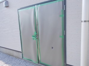 高知市朝倉　Ｉ歯科様新築工事　鉄扉枠　ｼﾘｺﾝ塗装