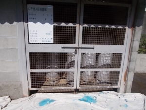 高知市北秦泉寺 Gハイツ様 プロパン庫 塗装