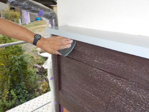 香美市土佐山田町　K様邸　付帯部（戸袋）　研磨作業