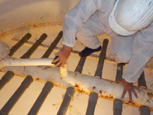 高知市長浜　長浜小学校　濾過タンク　下地処理（ケレン）　状況