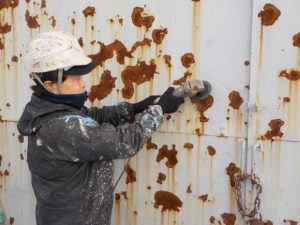 高知市高須新木　S様倉庫　鉄扉　下地処理（ケレン）