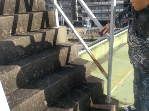 高知市朝倉　Tハウス様　屋上手摺　下地処理　状況