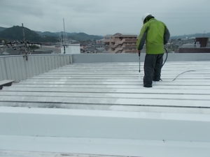 高知市神田　N様社屋　屋根　高圧洗浄