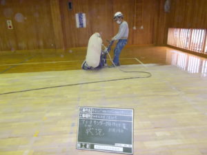 高知市北御座 弥右衛門ふれあいセンター 体育館床塗装工事 ケレン状況