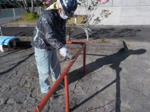 奈半利町　公園　遊具塗装工事　下地処理（ケレン）