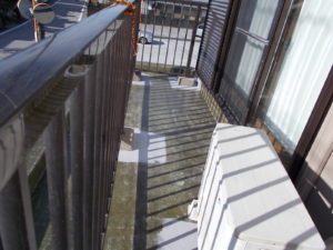 香南市赤岡町 K様邸 ベランダ改修工事 FRP防水施工状況